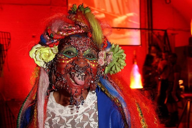 Elaine Davidson ini merupakan pemegang rekor dunia yang dicatat Guinness Book of Records untuk wanita dengan tindik tubuh terbanyak. Bahkan pada 2019, tindikan Elaine mencapai 11.003 dan masih akan terus bertambah. Foto: Getty Images