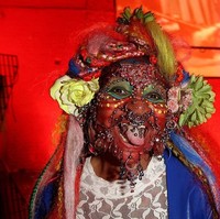 Elaine Davidson ini merupakan pemegang rekor dunia yang dicatat Guinness Book of Records untuk wanita dengan tindik tubuh terbanyak. Bahkan pada 2019, tindikan Elaine mencapai 11.003 dan masih akan terus bertambah. Foto: Getty Images