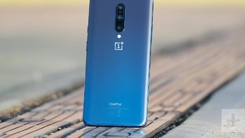 Selain balutan Nebula Blue, OnePlus 7 Pro hadir dalam warna Mirror Gray. Foto: Digital Trends/Andy Boxall