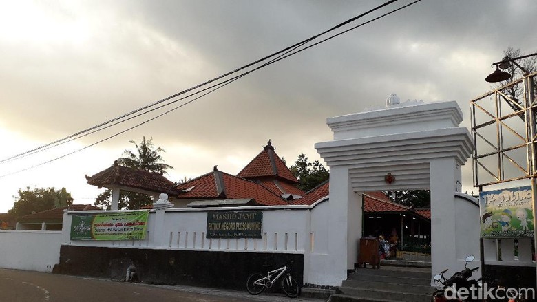 Sejarah Panjang Masjid Pathok Negoro, Benteng Pertahanan Sultan HB I Sejarah Panjang Masjid Pathok Negoro, Benteng Pertahanan Sultan HB I