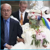 Ia dinikahi oleh pensiunan bernama Douglas Watson pada 2011 setelah menjalin hubungan asmara setelah beberapa tahun. Pasangan ini bertemu pertama kali di sebuah kedai kopi. Foto: Istimewa