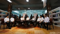 Rencananya, pertemuan ini akan dihadiri 9 kepala daerah. Namun Gubernur DKI Jakarta Anies Baswedan belum terlihat hadir.