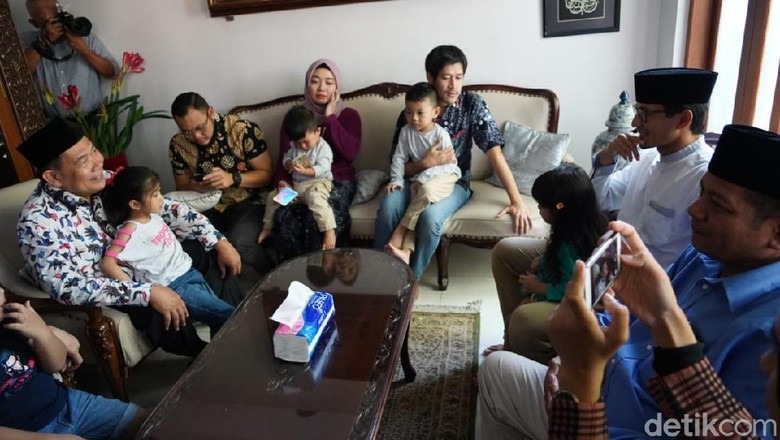 Takziah Anggota KPPS di Surabaya, Sandiaga Tanggapi Wacana Autopsi Takziah Anggota KPPS di Surabaya, Sandiaga Tanggapi Wacana Autopsi