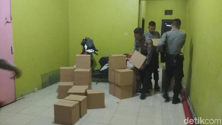 Polres Garut Sita Ribuan Botol Miras yang akan Diedarkan Saat Malam Takbiran Polres Garut Sita Ribuan Botol Miras yang akan Diedarkan Saat Malam Takbiran