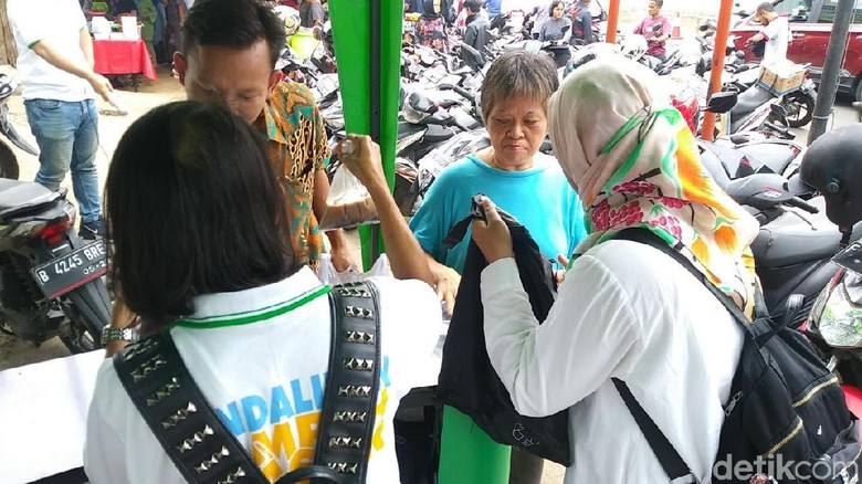 Pengunjung Pasar Benhil (Randy/detikcom) Pengunjung Pasar Benhil (Randy/detikcom)