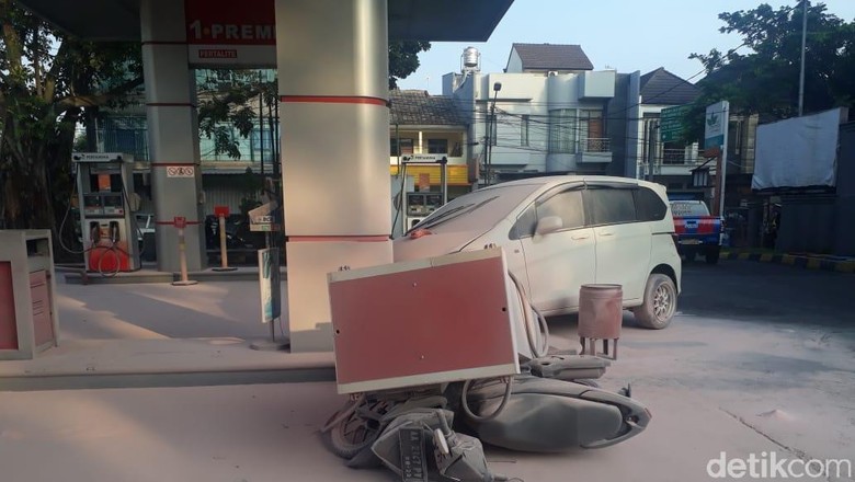 Mobil Tabrak Mesin Pengisian BBM SPBU Jalan Sunda hingga Timpa Motor Mobil Tabrak Mesin Pengisian BBM SPBU Jalan Sunda hingga Timpa Motor