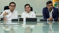 Adies Kadir didampingi Wasekjen Partai Golkar TB. Ace Hasan Sadzily (kiri) dan Wasekjen Partai Golkar Maman Abdulrahman (kanan) menyatakan menolak dibentuknya Panitia Khusus (Pansus) Pemilu DPR.