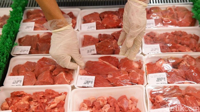 Badan Pusat Statistik mencatat impor daging beku menyumbang defisit pada neraca dagang di bulan April. Pasalnya, impor bahan pangan khususnya daging beku meningkat.