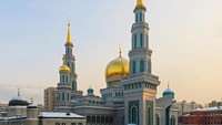 Masjid Katedral Moskow dibangun pada tahun 1904 dan mendapuk Nikolay Zhukov sebagai arsiteknya. Jangan terkecoh dengan sebutan Katedral yang melekat di nama masjid ini ya. Pasalnya masyarakat di sana sudah terbiasa menyebut bangunan gereja berukuran besar sebagai Katedral, maka masjid besar di kota Moskow ini pun disebut sebagai Masjid Katedral. Dok. Wikipedia/A.Savin.