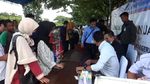 Warga Kendari Antre Tukar Uang untuk Lebaran