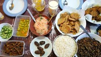 Inilah menu berbuka puasa keluarga imigran Bangladesh di Stockholm, Swedia. Ada yogurt Bhorhani, Beguni atau terong goreng, Piyaju atau biji lentil yang ditumbuk dan dibumbui, Aloo Tikki alias perkedel Bangladesh dan kurma Medjool (Artika Rachmi Farmita/Istimewa)