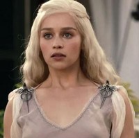 Daenerys Targaryen muncul di episode pertama Game of Thrones sebagai dua keturunan terakhir klan Targaryen yang harus menikah dengan Khal Drogo, untuk memenuhi ambisi kakaknya Viserys yang ingin mengambil alih Iron Throne di Kings Landing. Mother of Dragons digambarkan sebagai gadis muda dan polos yang akan berbuat apa saja demi kakak tersayangnya. Foto: Dok. HBO