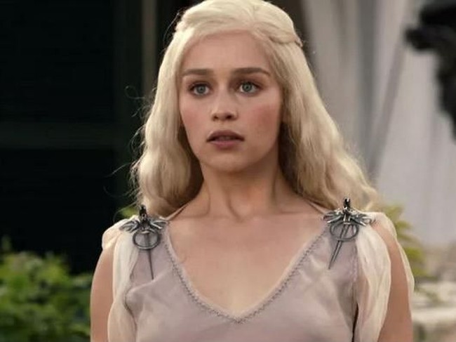 Daenerys Targaryen muncul di episode pertama Game of Thrones sebagai dua keturunan terakhir klan Targaryen yang harus menikah dengan Khal Drogo, untuk memenuhi ambisi kakaknya Viserys yang ingin mengambil alih Iron Throne di Kings Landing. Mother of Dragons digambarkan sebagai gadis muda dan polos yang akan berbuat apa saja demi kakak tersayangnya. Foto: Dok. HBO
