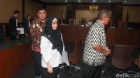 Atas dakwaan tersebut, keempatnya tidak keberatan atau mengajukan eksepsi.