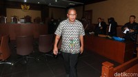 Keempatnya didakwa menerima suap proyek dari PT WKE dan PT TSP dengan besaran suap miliaran rupiah.