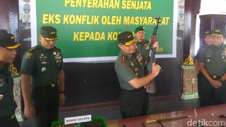 Warga Aceh Serahkan 12 Senapan Serbu dan Ratusan Peluru ke TNI Warga Aceh Serahkan 12 Senapan Serbu dan Ratusan Peluru ke TNI