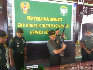 Warga Aceh Serahkan 12 Senapan Serbu dan Ratusan Peluru ke TNI