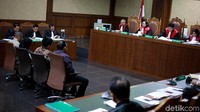 4 Pejabat Kementrian PUPR mendengar pembacaan dakwaan oleh jaksa KPK di Pengadilan Tindak Pidana Korupsi, Jakarta, Rabu (15/5/2019).