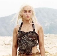 Menikah dengan Khal Drogo, ketua suku Dothraki, Daenerys Targaryen mulai memakai kepangan rambut. Ia pun disebut sebagai Khaleesi, atau istri dari seorang Khal. Tiba di Qarth, aura dari seorang pemimpin mulai terlihat. Ia mengenakan gaun cantik. Namun rambutnya masih tergerai. Belum ada banyak kepangan yang melambangkan kemenangan. Foto: Dok. HBO