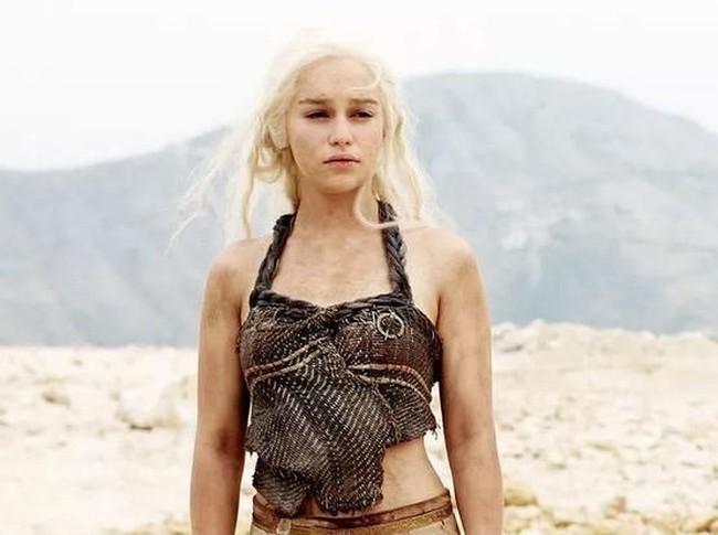 Menikah dengan Khal Drogo, ketua suku Dothraki, Daenerys Targaryen mulai memakai kepangan rambut. Ia pun disebut sebagai Khaleesi, atau istri dari seorang Khal. Tiba di Qarth, aura dari seorang pemimpin mulai terlihat. Ia mengenakan gaun cantik. Namun rambutnya masih tergerai. Belum ada banyak kepangan yang melambangkan kemenangan. Foto: Dok. HBO