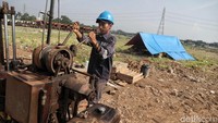 Damianus mengatakan sertifikat hak pakai yang telah dikeluarkan itu tidak dilakukan secara prosedural, melainkan hanya salinan. Menurutnya pengukuran tidak pernah dilakukan dalam proses pembebasan tanah. Sehingga secara substantif data dalam sertifikat itu dianggap salah.