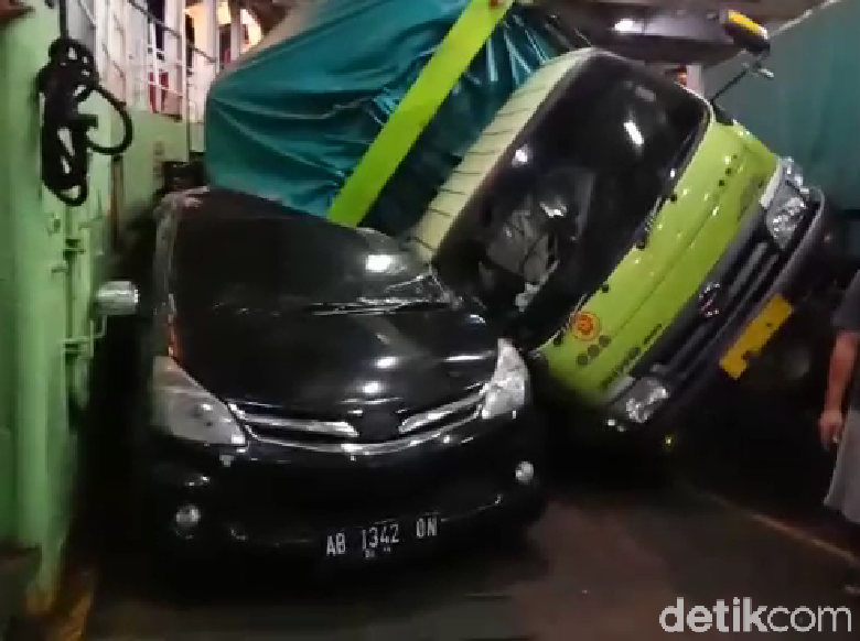 Ombak Selat Bali Menggila, Truk Muat Beras di Kapal Terguling Timpa Mobil Ombak Selat Bali Menggila, Truk Muat Beras di Kapal Terguling Timpa Mobil