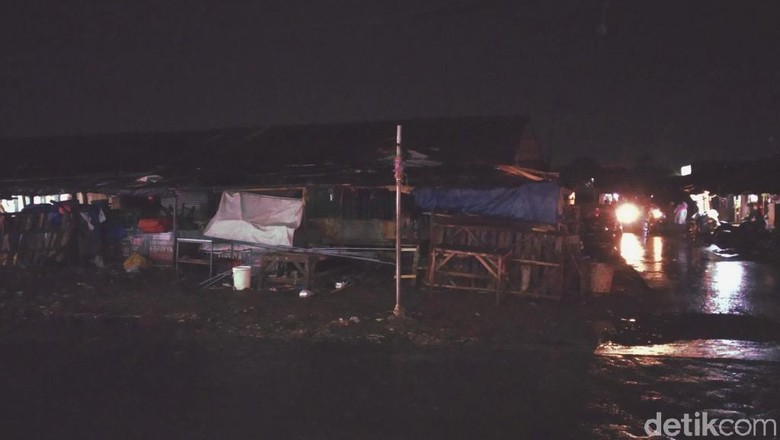 Sejumlah Kios Pedagang Pasar Majalaya Rusak Disapu Puting Beliung Sejumlah Kios Pedagang Pasar Majalaya Rusak Disapu Puting Beliung