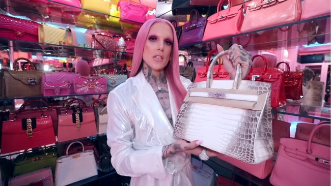 Koleksi Hermes Jeffree Star diletakkan di sudut khusus. Ia pun memiliki sebuah tas Birkin yang bisa digunakan untuk beli rumah yakni Hermes Niloticus Crocodile seharga Rp 5 miliran. Ada pula Hermes Diamond Birkin seharga Rp 2 miliaran. Foto: Youtube