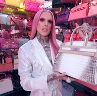 Koleksi Hermes Jeffree Star diletakkan di sudut khusus. Ia pun memiliki sebuah tas Birkin yang bisa digunakan untuk beli rumah yakni Hermes Niloticus Crocodile seharga Rp 5 miliran. Ada pula Hermes Diamond Birkin seharga Rp 2 miliaran. Foto: Youtube