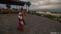 Warga korban bencana tampak membawa makanan untuk berbuka puasa di Kamp pengungsian Balaroa, palu, Sulawesi Tengah.
