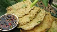Makan tempe mendoan dengan paduan rawit dan kecap. Ah sedapnya! Foto: Instagram@bursapoker
