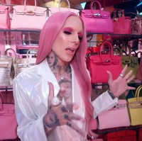 Pria yang berseteru dengan James Charles tersebut juga menampilkan koleksi luggage Louis Vuitton bernilai Rp 57 jutaan yang hanya dibuat untuknya. Total ia punya lebih dari 100 tas mahal. Foto: Youtube