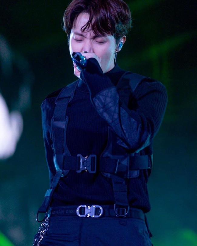 Untuk akseseori, beberapa dari mereka terlihat memakai harness. Adapun tambahan perhiasaan seperti rantai dan cincin dari Yoon Ahn yang bertema industrial. Hal tersebut bisa dilihat dari penampilan J-Hope. Foto: Istimewa