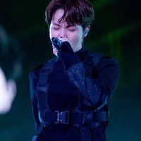 Untuk akseseori, beberapa dari mereka terlihat memakai harness. Adapun tambahan perhiasaan seperti rantai dan cincin dari Yoon Ahn yang bertema industrial. Hal tersebut bisa dilihat dari penampilan J-Hope. Foto: Istimewa