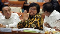 Rapat Kerja itu membahas masalah limbah plastik dan cara penangannya. Dalam raker tersebut Komisi VII DPR mendesak kemneterian LHK agar serius dalam menangani limbah platik dan sampah yang telah mengotori laut dan lingkungan di perairan Indonesia.