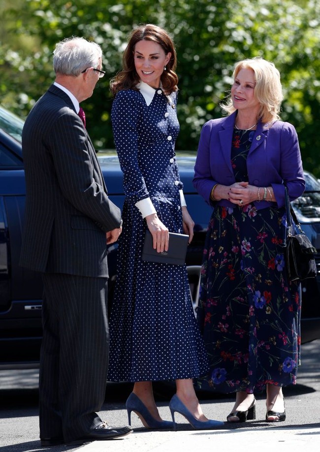 Untuk menyempurnakan penampilannya, Kate memamdukan gaun tersebut dengan clutch dan suede heels berwarna senada. (Foto: Darren Staples/Getty Images)
