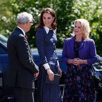 Untuk menyempurnakan penampilannya, Kate memamdukan gaun tersebut dengan clutch dan suede heels berwarna senada. (Foto: Darren Staples/Getty Images)