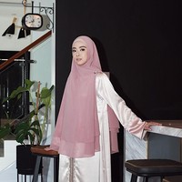 Brand busana muslim yang ia buat adalah Kianne. Produk yang dijual di online shop itu didominasi oleh abaya dan outerwear dengan potongan longgar. Melalui brand miliknya, Lindswell ingin menunjukkan busana yang serba longgar tetap bisa membuat perempuan tampil cantik. Foto: Ari Saputra