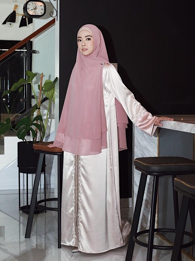 Brand busana muslim yang ia buat adalah Kianne. Produk yang dijual di online shop itu didominasi oleh abaya dan outerwear dengan potongan longgar. Melalui brand miliknya, Lindswell ingin menunjukkan busana yang serba longgar tetap bisa membuat perempuan tampil cantik. Foto: Ari Saputra
