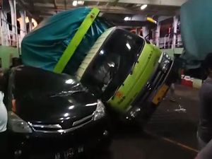 Dihantam Ombak, Truk Terguling di Dalam Kapal
