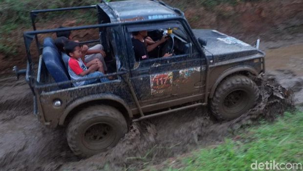 Fun offroad di obyek wisata Tampomas, Banjarnegara.