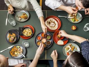 Restoran Ini Tawarkan Makanan Gratis Jika Pengunjung Bawa Meja Sendiri