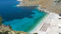 Siapa bilang Albania tak punya pantai eksotis? Ada Himera, laut cantik berwarna pirus dengan garis pantai berbukit yang pas untuk musim panas (iStock)
