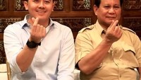 Sudah jadi aspri Prabowo sejak tahun 2015, Dhani Wirianata selalu ada di dekat sang Ketua Umum Partai Gerindra. Ia kerap membagikan momen kebersamaan bersama Prabowo di Instagram pribadinya. Foto: Instagram dhaniwirianata