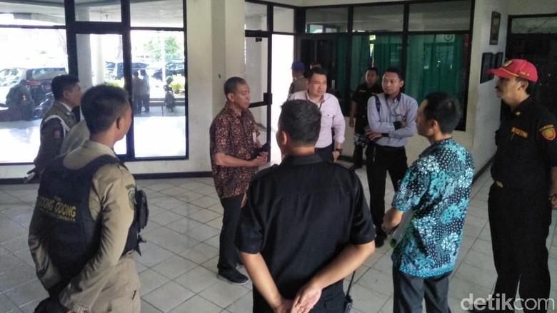 Pemkot Surabaya Kosongkan Wisma Persebaya di Karanggayam Pemkot Surabaya Kosongkan Wisma Persebaya di Karanggayam