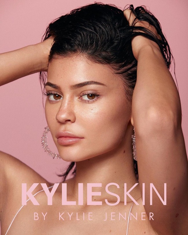Masih dari klan Kardashian-Jenner, Kylie mengaku menyesel mengubah bentuk bibirnya. Aku terlalu ekstrem memperbesarnya, ungkap Kylie kepada Allure pada 2017. Karena terlalu besar, ia harus kembali mengecilkannya.  Untungnya, aku tidak masuk Botched, tambahnya. Tayang di E!, Botched adalah program TV yang memperlihatkan kegagalan sejumlah prosedur operasi plastik dan prosedur kosmetik lainnya. Foto: Instagram/@kyliejenner