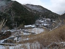 Bukan Dihuni Manusia, Desa Terancam Mati Ini Disulap Jadi Hunian Ratusan Boneka