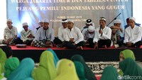 Doa bersama ini dilakukan oleh relawan perempuan pendukung Jokowi bersama Muslimat NU.