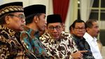 Senyum Cerah Jokowi Bayar Zakat di Istana