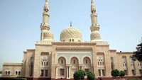 Selama bulan Ramadhan, Masjid Jumeirah Dubai jangan sampai terlewat untuk dikunjungi. Ada tur keliling masjid yang dimulai dari pukul 10 pagi. (Thinkstock)